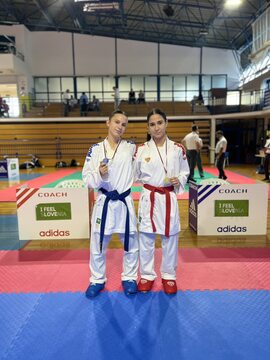 Lejla Lišinović (modra) 2. mesto v borbah mladink do 53 kg